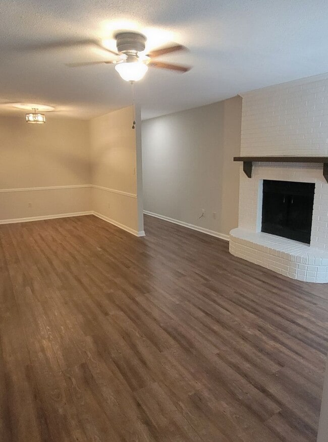 Building Photo - Adorable UPDATED 2-Bedroom, 2-Bathroom Tow...