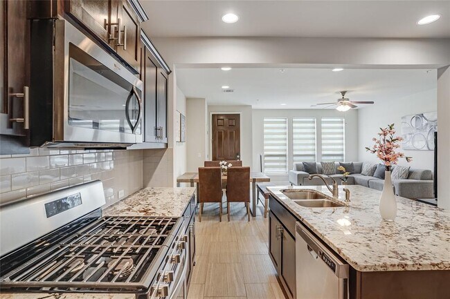 Foto del edificio - 13800 Lyndhurst St