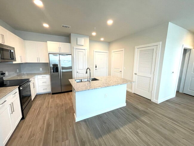 Building Photo - 9219 Vista W Dr