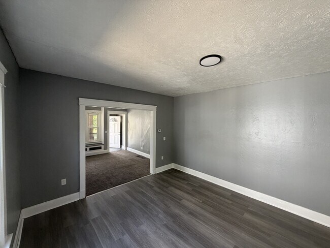 Building Photo - 856 E 155th St