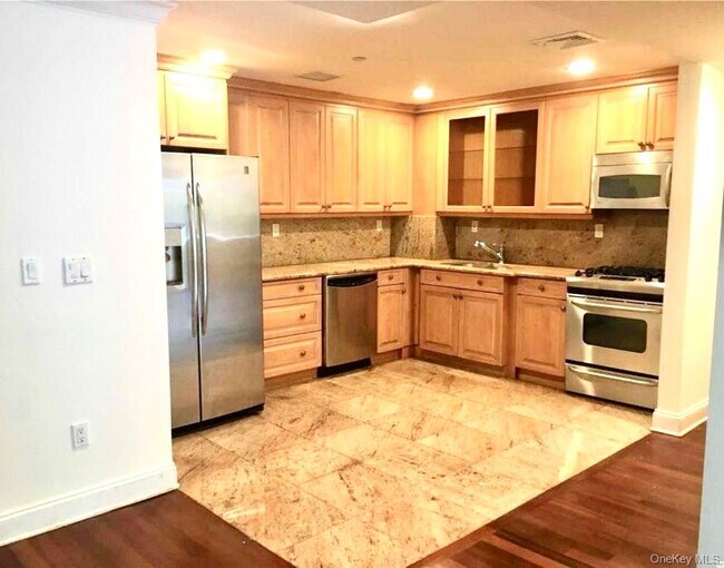 Foto del edificio - 171 Great Neck Rd