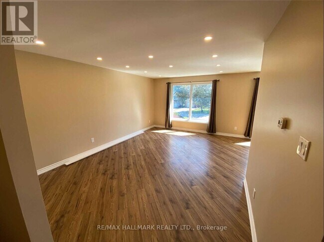 Building Photo - 331 Roywood Crescent