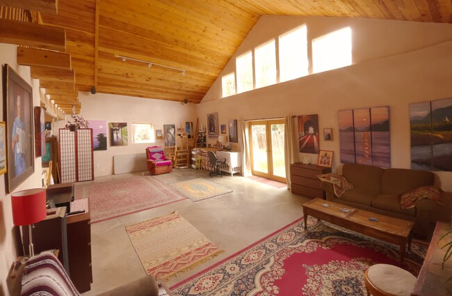 Interior del estudio - 223 Victor Court