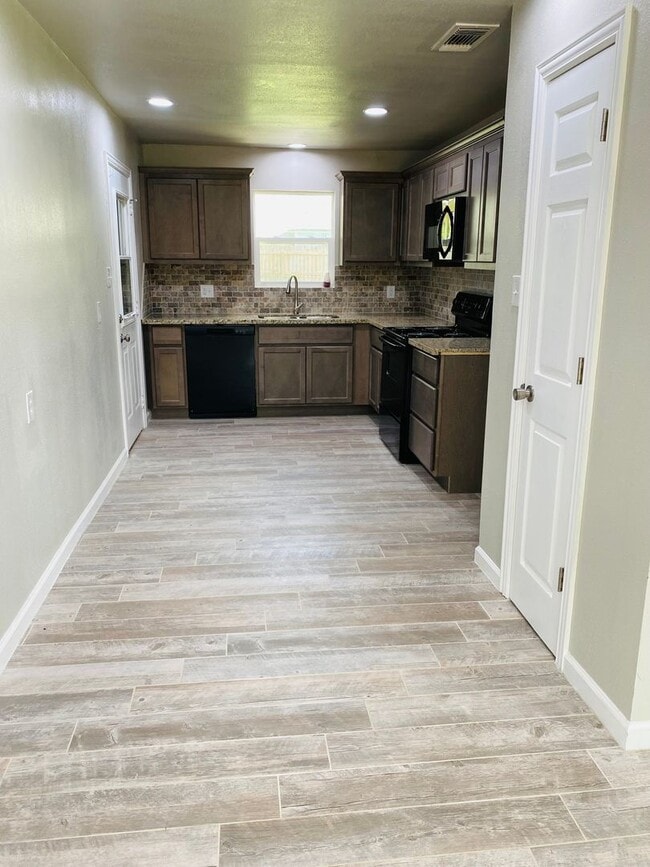 Building Photo - 5350 Dewberry Ln, Beaumont, TX 77705