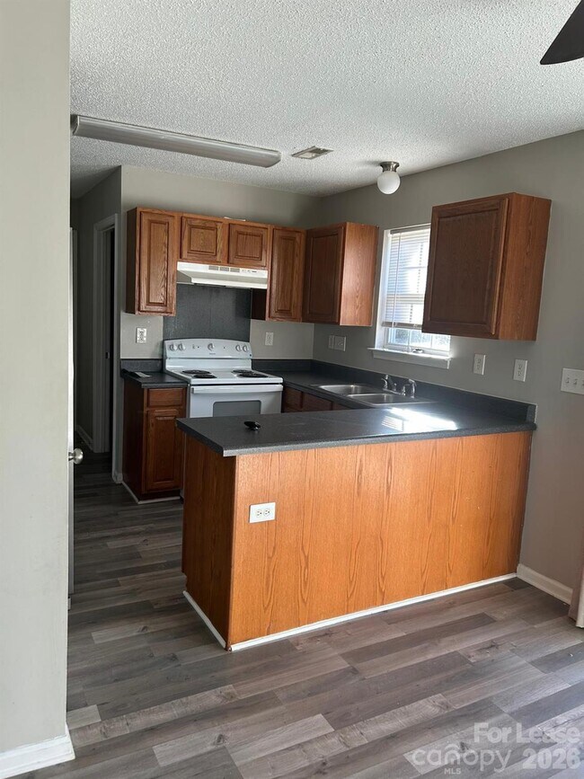 Foto del edificio - 9510 Isaac Hunter Dr