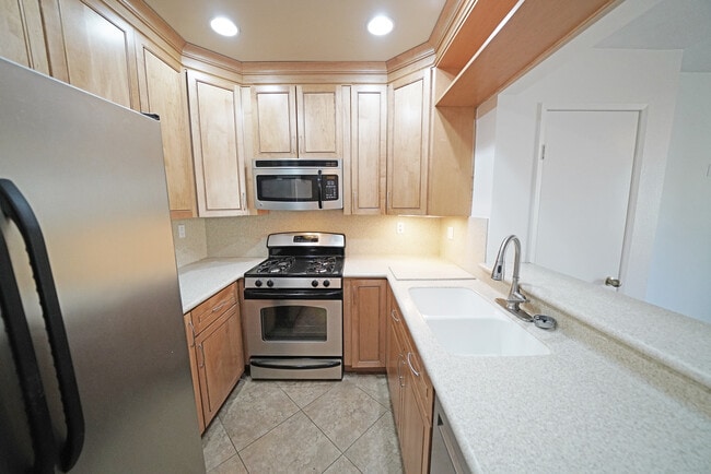 Building Photo - 23811 Del Monte Dr.
