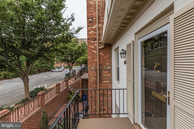 Building Photo - 3291 Sutton Pl NW