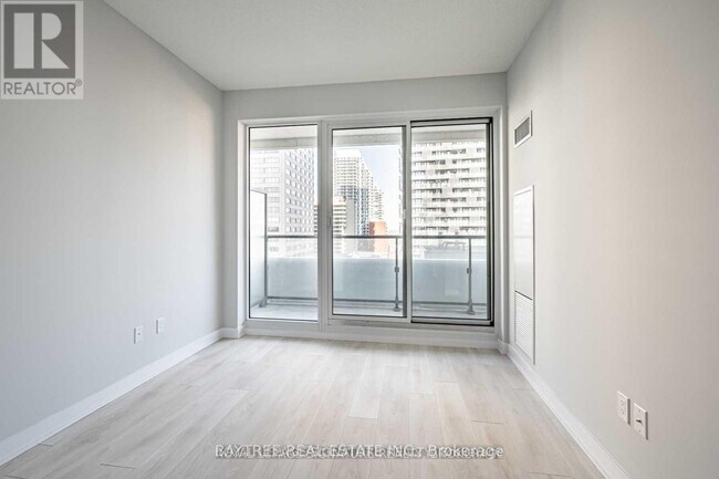 Photo du bâtiment - 2221 Yonge St