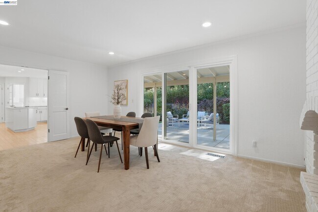 Foto del edificio - 2402 Royal Oaks Dr