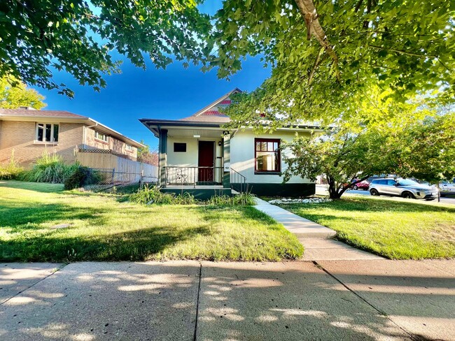 Building Photo - Fantastic home in Sunnyside