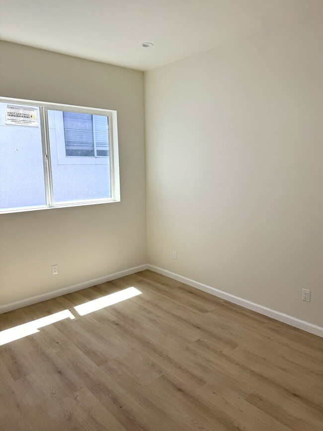 Building Photo - 315 N Alvarado St