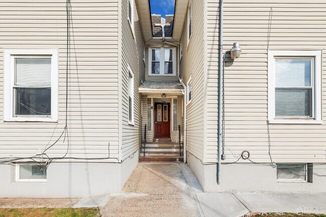 Building Photo - 8 E Green St