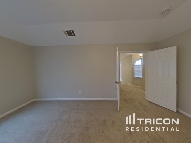 Building Photo - 3000 Everest Dr