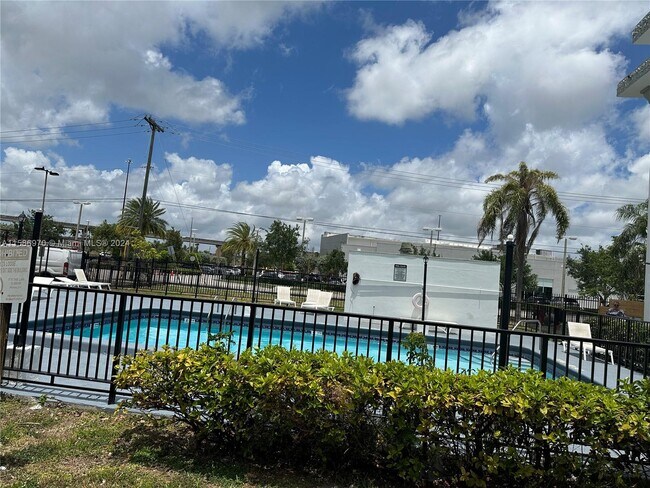 Foto del edificio - 16450 NW 2nd Ave