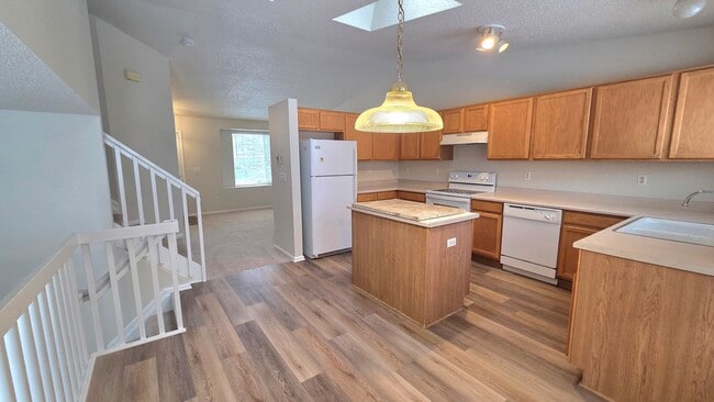 Building Photo - Charming 3 Bedroom and 3 Bath In Rock Creek!