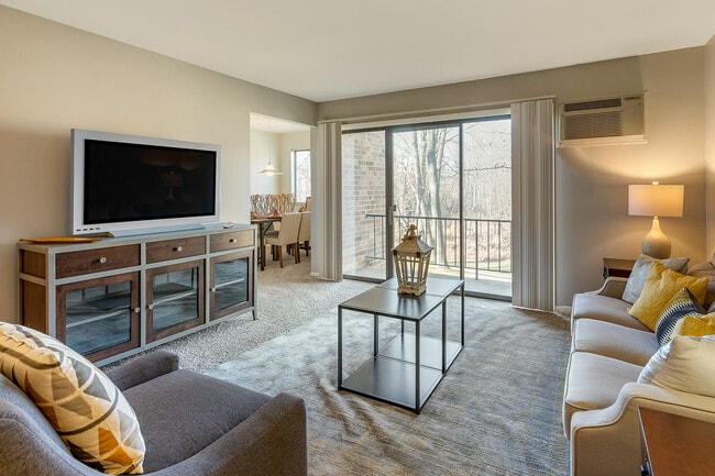 Robin - Sala de estar - Ramblewood Apartments