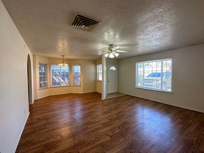 Building Photo - 2 Bedroom 2 Bathroom townhouse available f...
