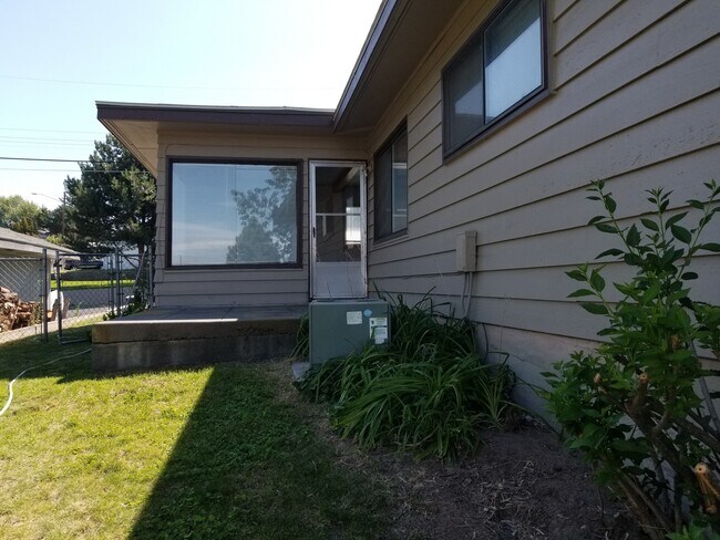 Building Photo - CHRISTMAS SPECIAL - FREE DECEMBER RENT