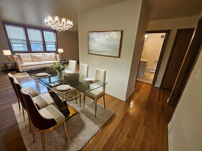 Building Photo - Spacious 1 bedroom, 1 bathroom in Evanston