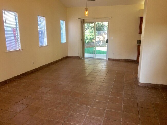 Foto del edificio - 10281 N Whitney Ave