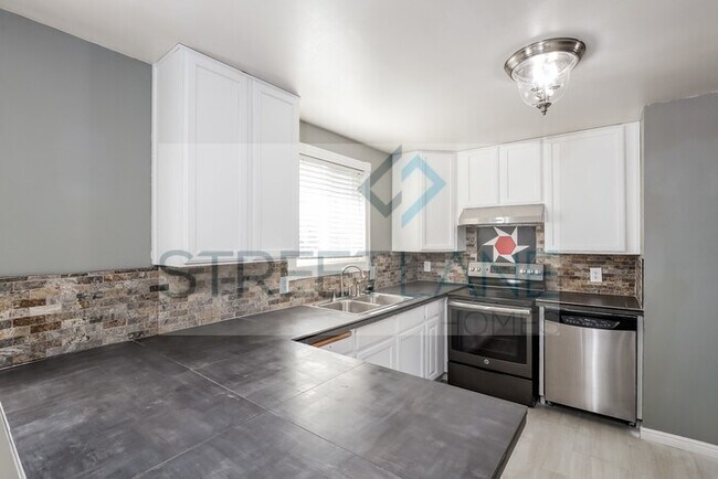 Building Photo - REDUCED!- Spacious 5 Bedroom in Taylorsville!