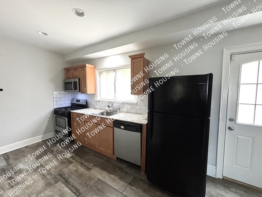 Primary Photo - 105 Mariner St