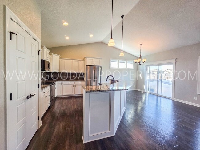 Building Photo - 3 Bed 2 Bath Home in Adel with a 3-Car Garage