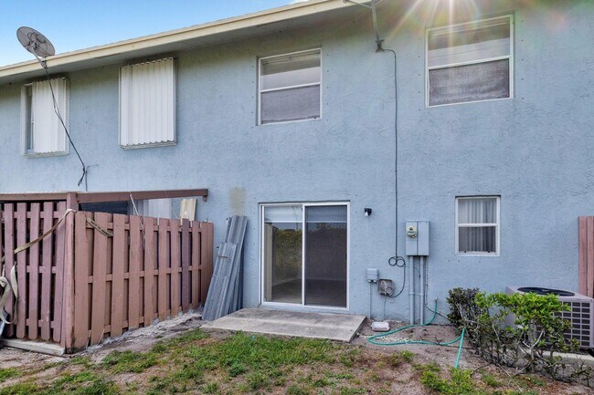 Building Photo - 910 Cypress Way E