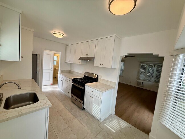 Foto del edificio - 1157 N Genesee Ave