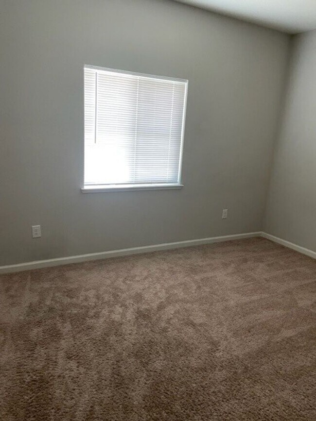 Foto del edificio - 3020 Creekside Ln