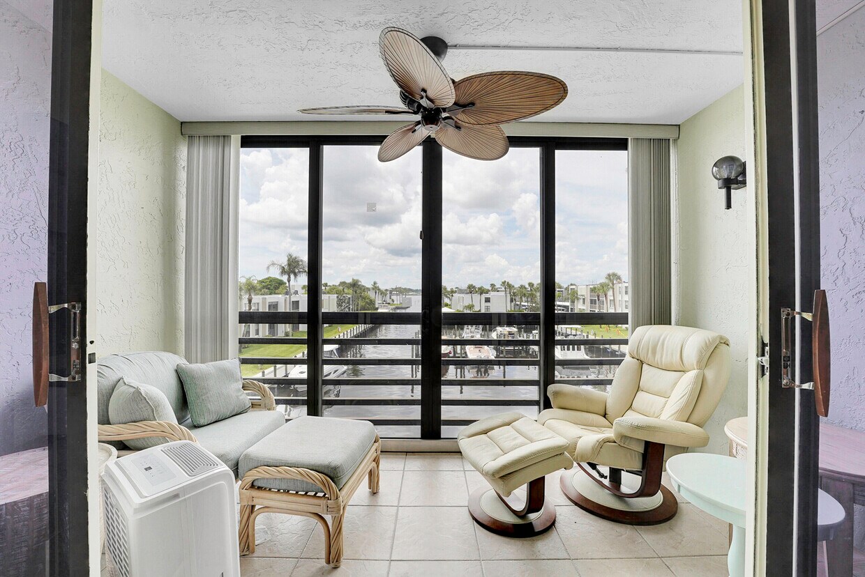 Foto principal - 1950 SW Palm City Rd
