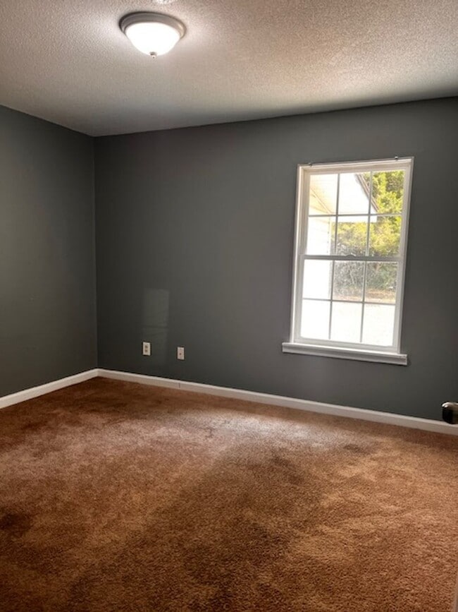 Building Photo - 2 Bedroom 1 Bath Duplex