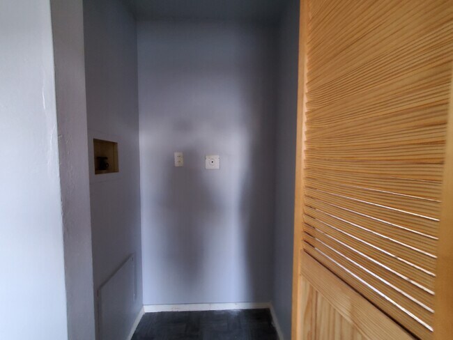 Building Photo - 371 Whiton St