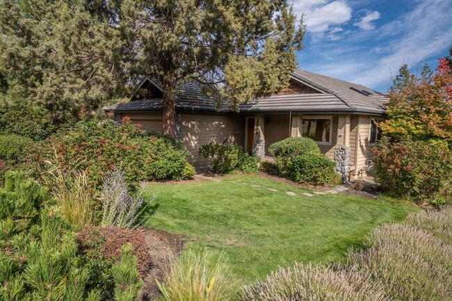 Building Photo - River's Edge Golf Course, Upscale Unit on ...