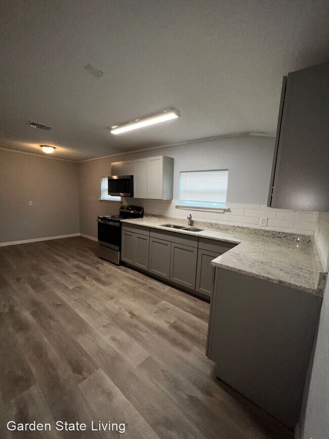 Building Photo - 3 br, 1 bath House - 2871 W 4th street