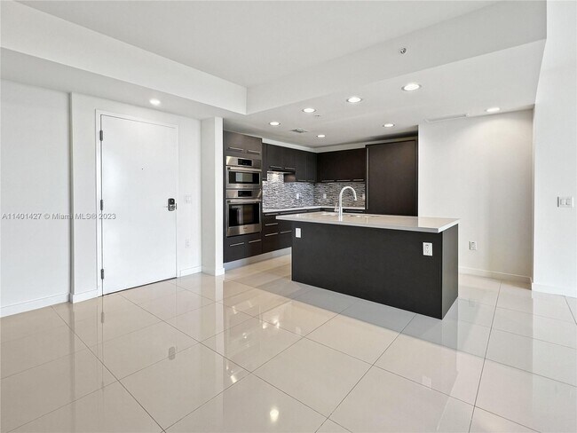 Foto del edificio - 7875 NW 107th Ave