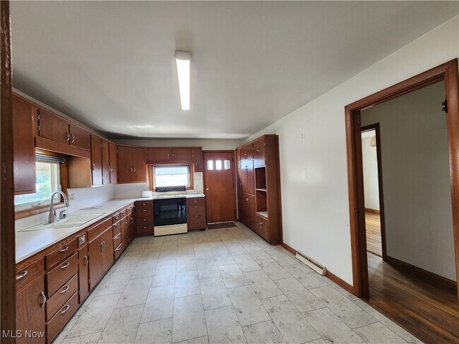 Building Photo - 16937 Cadiz Rd