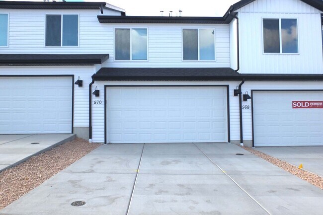 Foto del edificio - Newer Old Sorrel Townhome