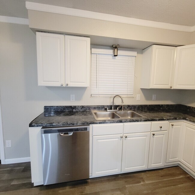 Building Photo - 1316 E Woodshire Dr