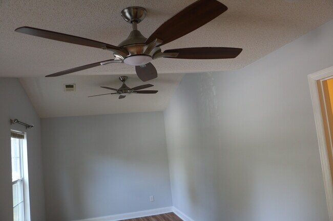 Building Photo - 14 Laurel Leaf Ln