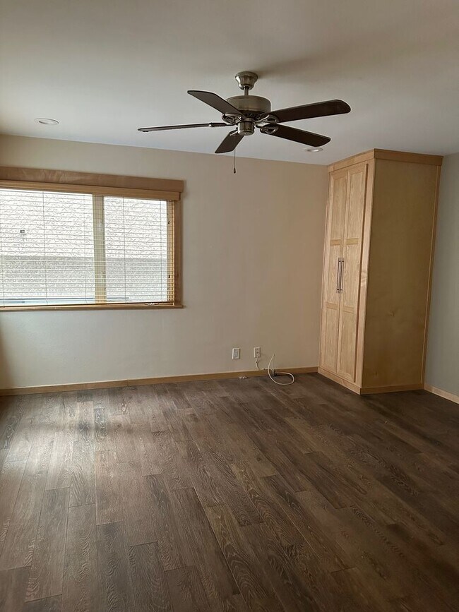 Foto del edificio - One Bedroom Steps From The Beach