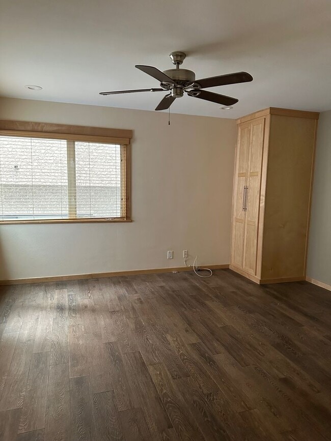 Building Photo - One Bedroom Steps From The Beach