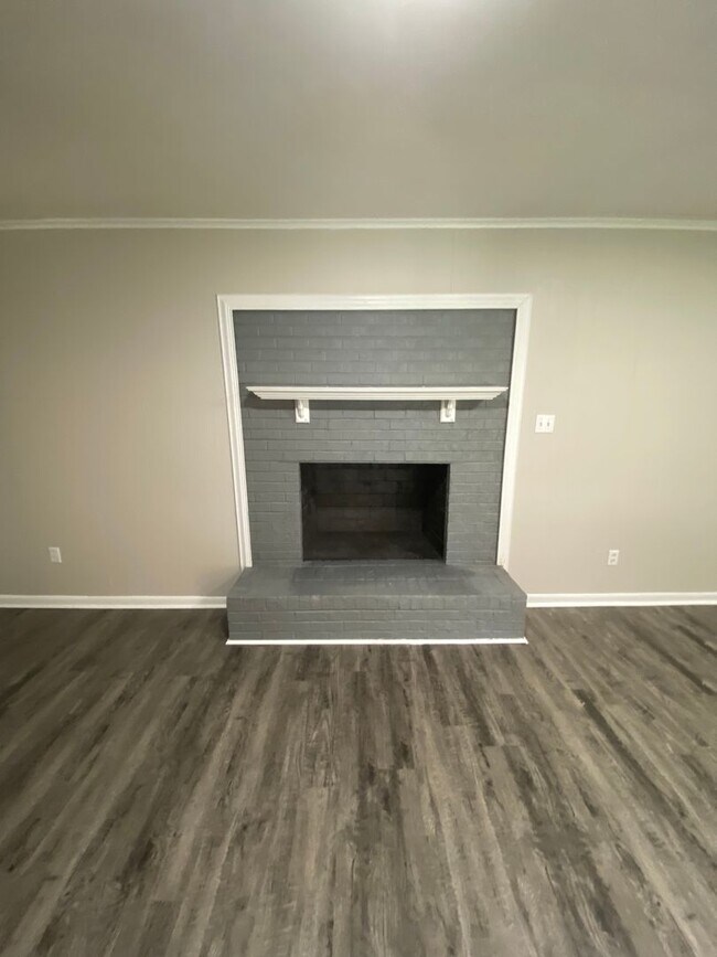 Building Photo - 702 Vassar Dr