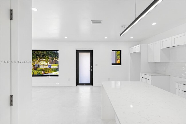Foto del edificio - 1713 Lauderdale Manor Dr
