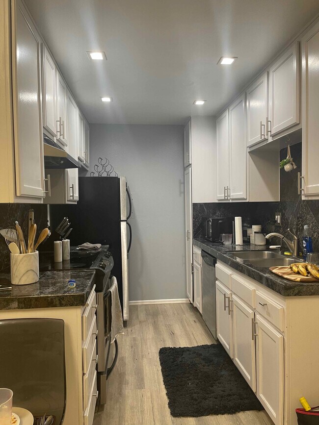 Kitchen - 5460 White Oak Ave