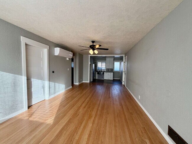 Foto del edificio - Bright 2-Bedroom Tri-plex, Near Parks and Transportation