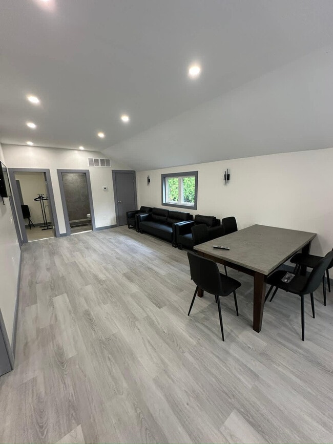 Building Photo - 1020 Cumberland St