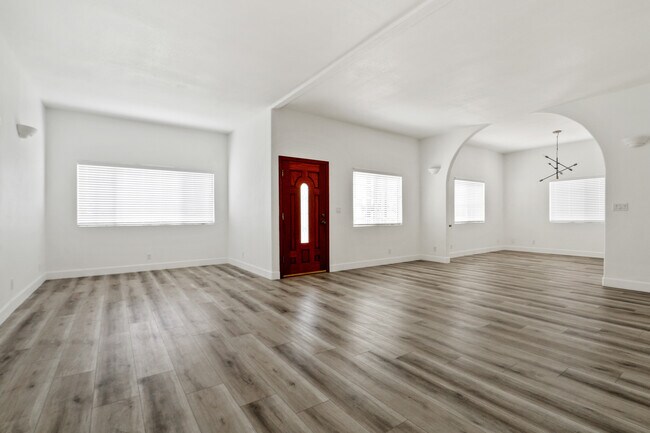 living space area - 5323 Keniston Ave