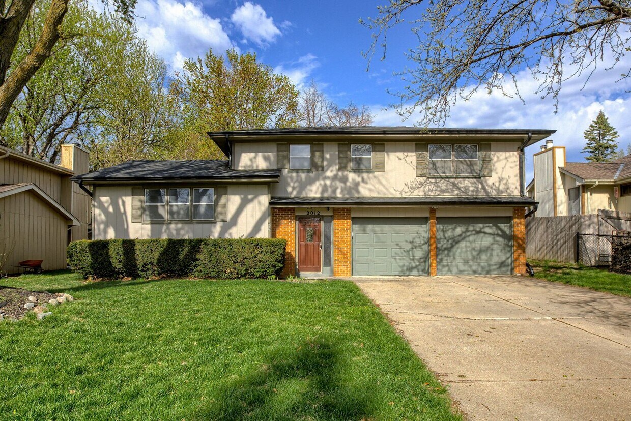 Primary Photo - Stylishly Updated 3-Bedroom In Prime Locat...