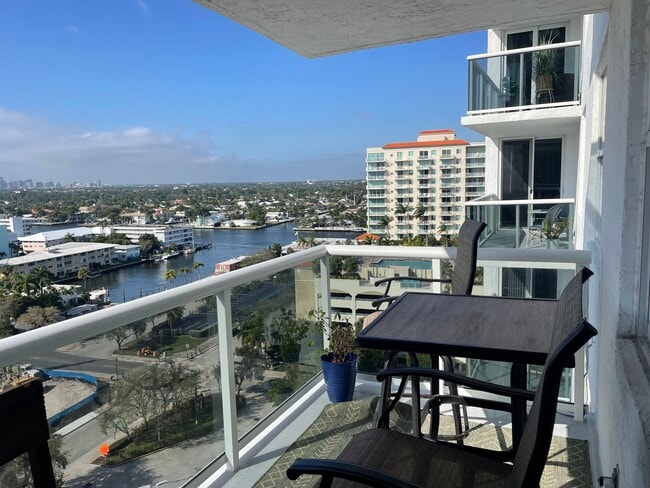 Foto del edificio - 3015 N Ocean Blvd